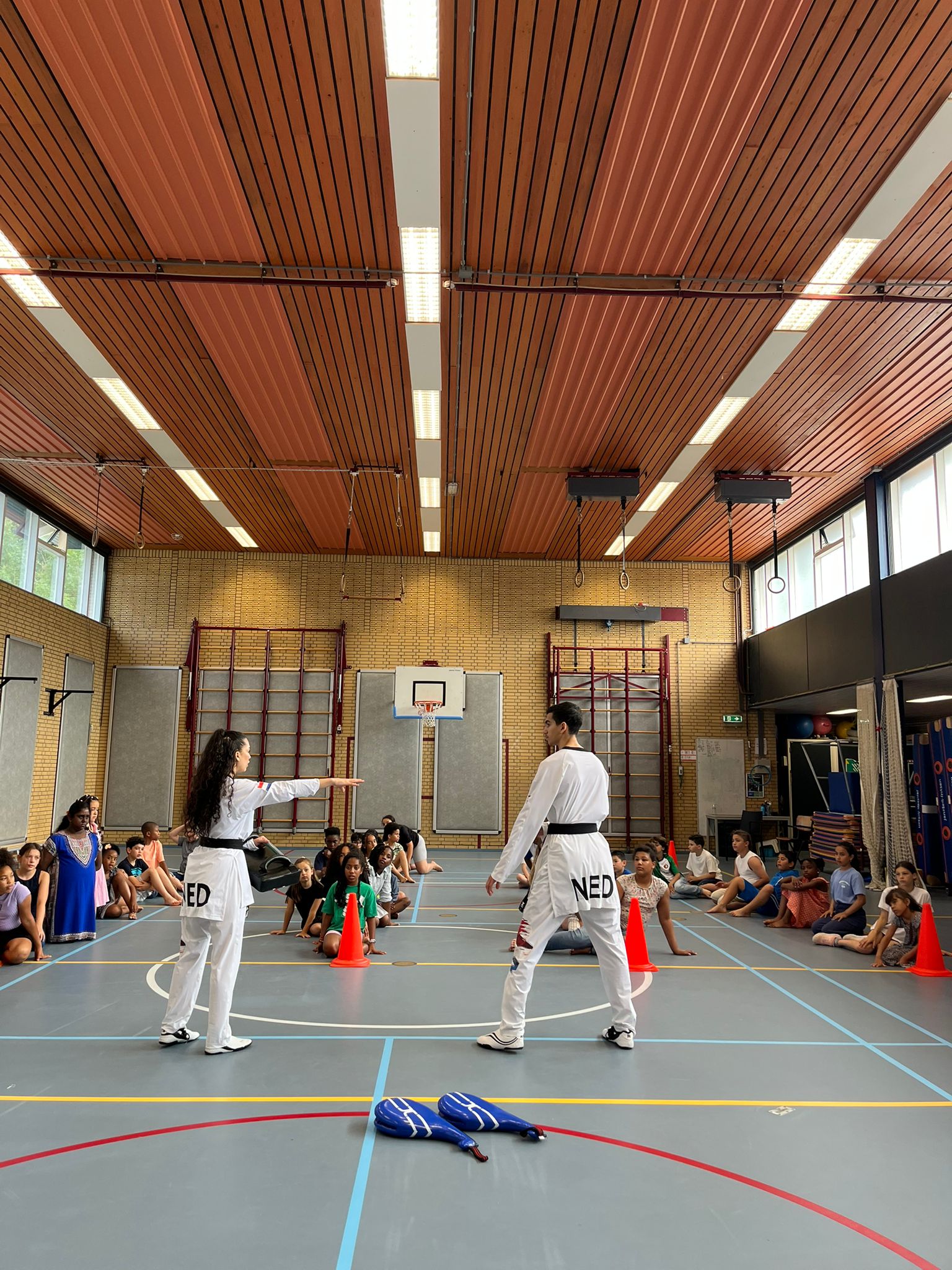 Missie 1 voor 100; Aya en Riad dragen hun steentje bij.